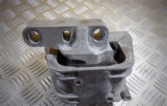 Volkswagen PASSAT B6 Engine mount bracket 1K0199262