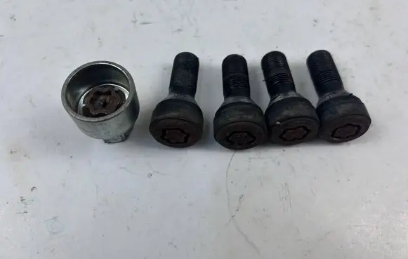 BMW X6 M Anti-theft wheel nuts and lock 