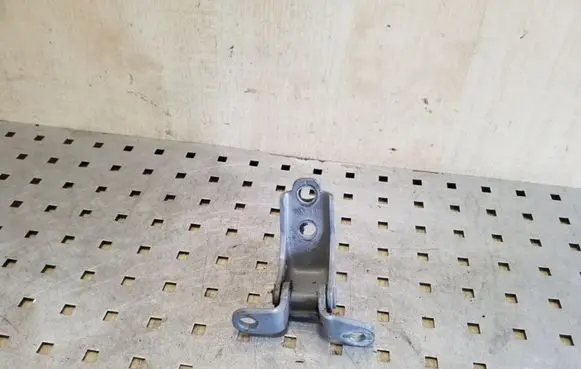 Honda CR-V Front door upper hinge
