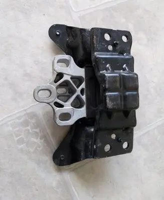 Volkswagen PASSAT B8 Engine mount bracket 5Q0199555T