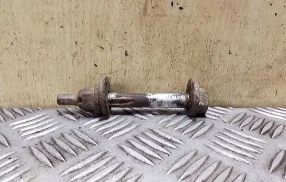 Land Rover Discovery 3 - LR3 Rear suspension camber bolt 