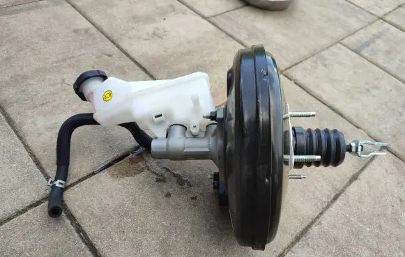 Brake fluid reservoir