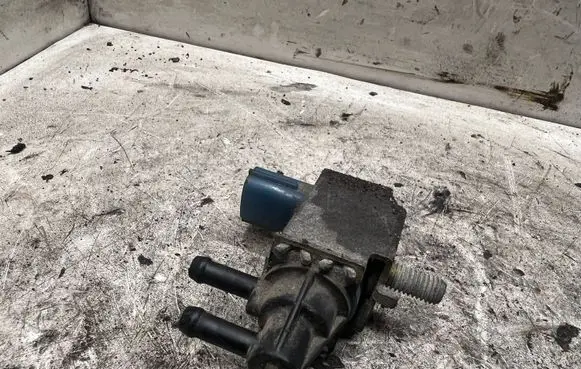 Nissan Murano Z50 Valve vacuum A83600