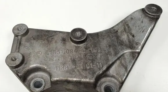 Mercedes-Benz E W212 Engine mounting bracket A6510940039