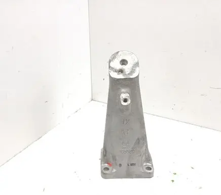 Engine mounting bracket