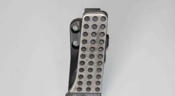 Accelerator throttle pedal