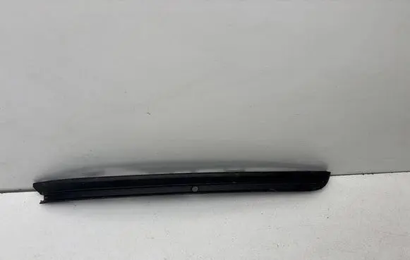 Front bumper splitter molding