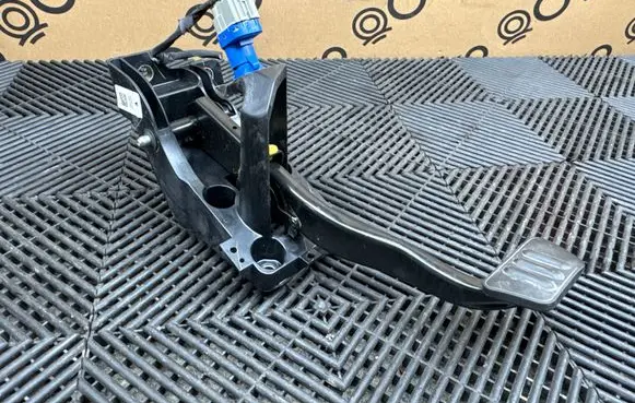 Ford Mustang VI Brake pedal FR3C2D094AD