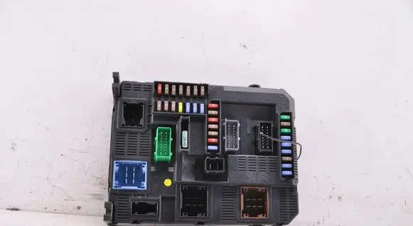 Peugeot 208 I Fuse module 9678355880