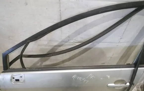 Toyota Corolla Verso AR10 Front door glass trim molding 