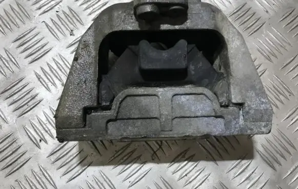 Volkswagen New Beetle Engine mount bracket 1j0199262