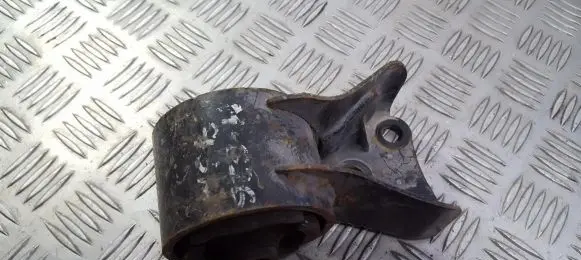 Mazda 626 Engine mount bracket