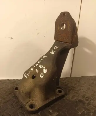 Nissan Pathfinder R51 Engine mounting bracket 11233EB305