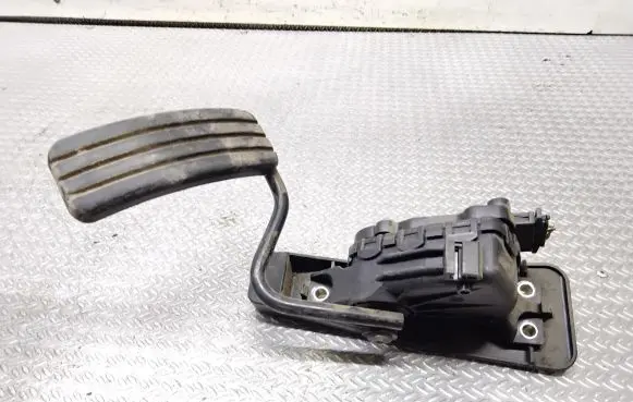 Accelerator throttle pedal