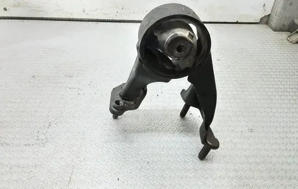 Toyota Avensis T250 Engine mount bracket