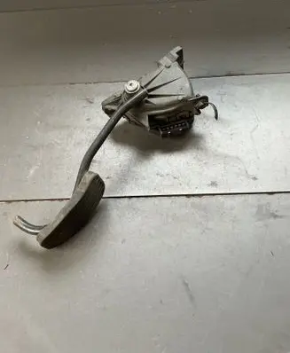 Accelerator throttle pedal