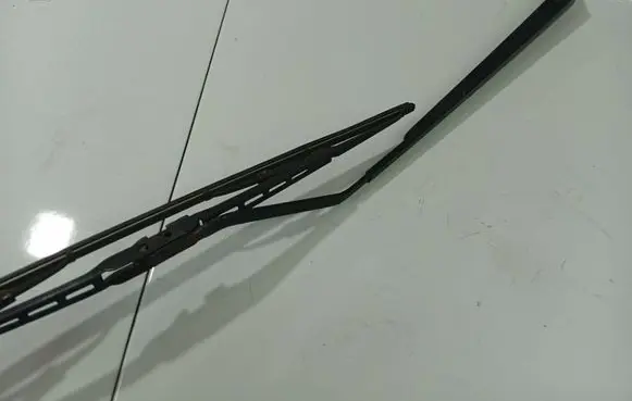 Toyota Corolla Verso AR10 Front wiper blade arm 