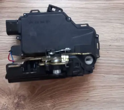 Skoda Octavia Mk1 (1U) Front door lock 601001020421P