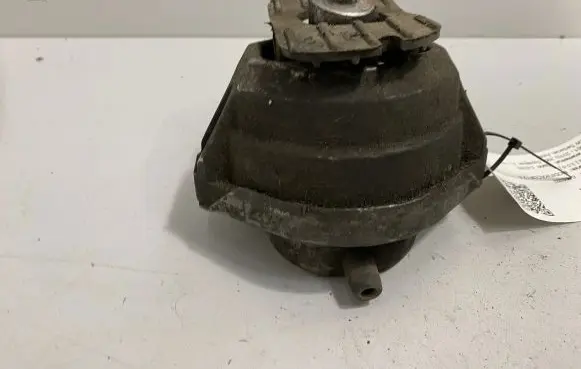 BMW 5 E60 E61 Engine mount bracket 6761092