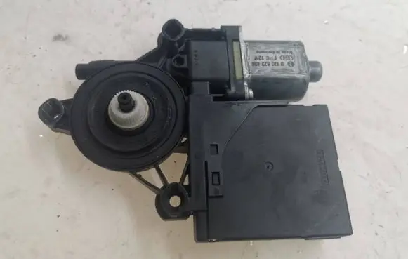 Volkswagen PASSAT B7 Front door window regulator motor 3C0959793B 3AA959701