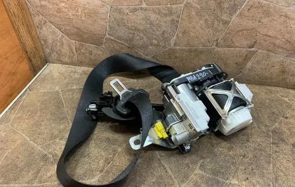 Mercedes-Benz GLS X166 Front seatbelt A1668600122