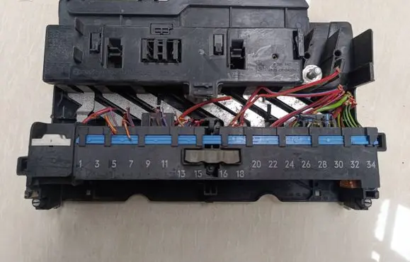 BMW 3 E46 Fuse module 8387153