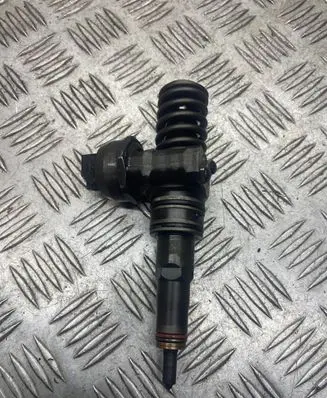 Volkswagen PASSAT B6 Fuel injector 038130073AG