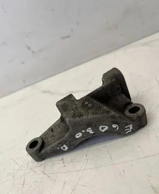 BMW 5 E60 E61 Generator/alternator bracket 7793090