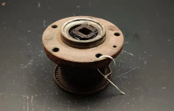 Mercedes-Benz Sprinter W901 W902 W903 W904 Front wheel bearing hub 9023340001