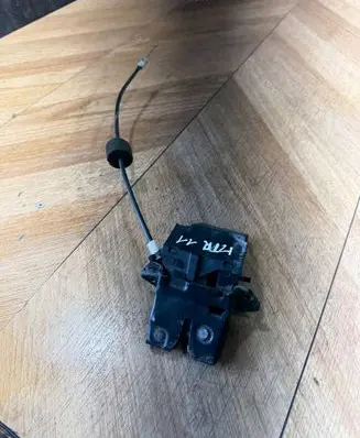 Mercedes-Benz E W211 Loading door lock A1717500185 A4117500085
