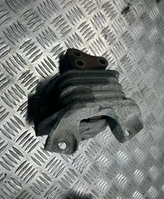 Fiat Freemont Engine mounting bracket P05147131AD
