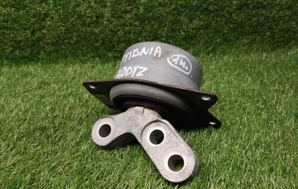 Opel Insignia A Engine mount bracket 13322171