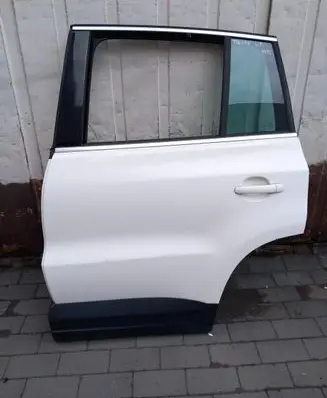 Volkswagen Tiguan Rear door