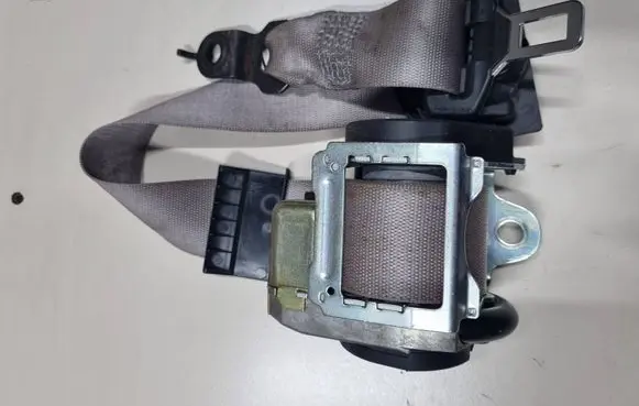 Mercedes-Benz E W211 Front seatbelt G3697A040205