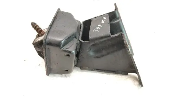 Engine mounting bracket