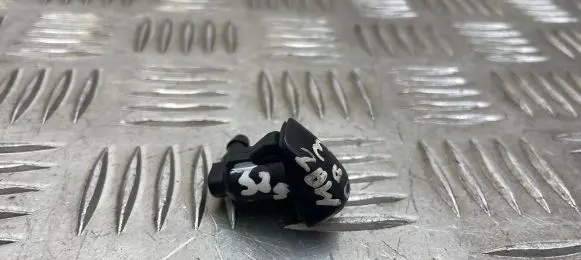 Windshield washer spray nozzle