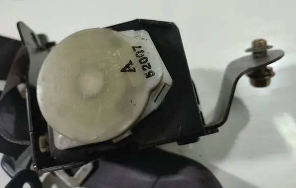Rear seatbelt