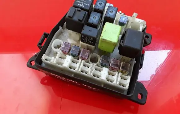 Mazda 323 F Fuse module 042