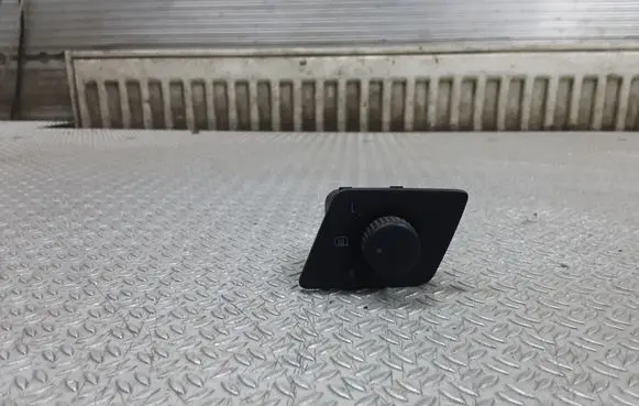 Volkswagen Polo IV 9N3 Wing mirror switch