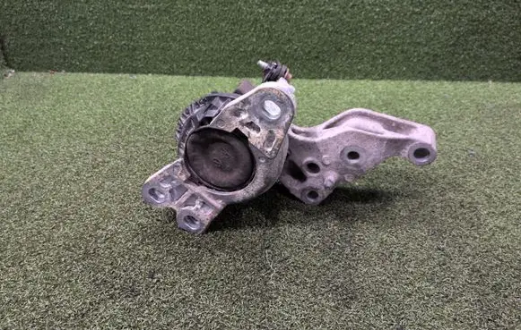 Renault Trafic III (X82) Engine mount bracket 165385971R 93451603