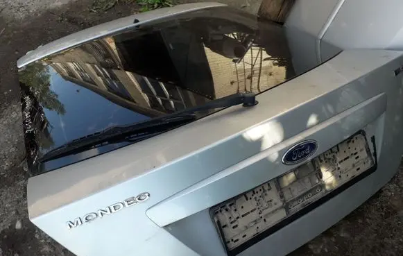 Ford Mondeo Mk III Tailgate/trunk/boot lid