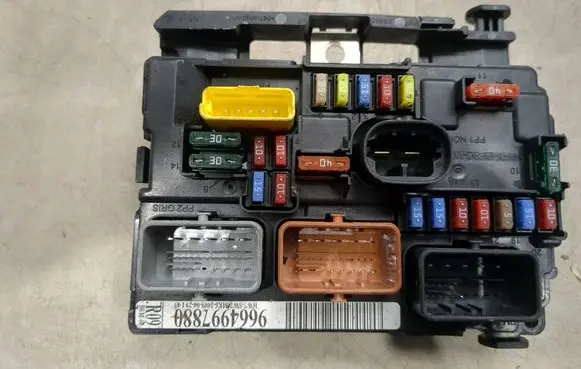 Peugeot 1007 Fuse module 9664997880