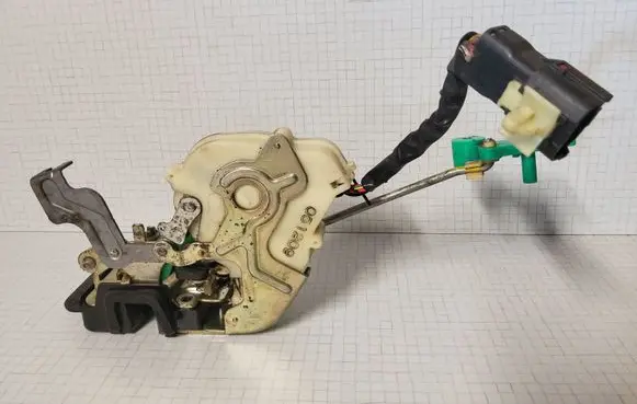 KIA Sorento Front door lock 051209
