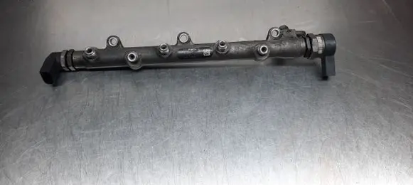 BMW 5 E60 E61 Fuel injector supply line/pipe 