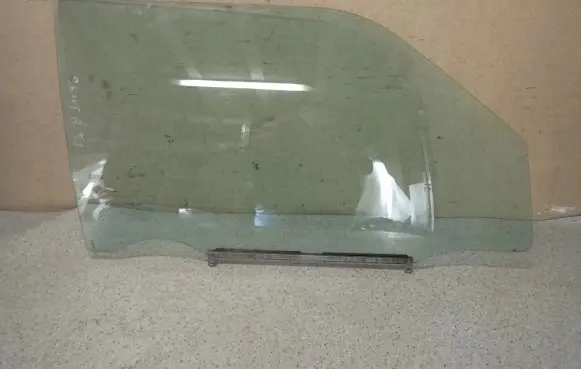 Suzuki Swift I Sliding door window/glass 