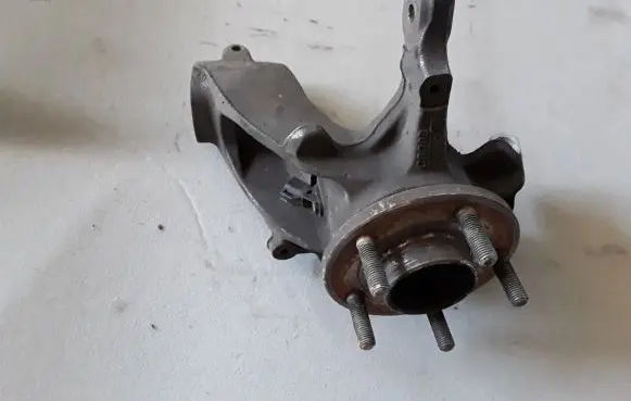 Ford Focus Front wheel hub AV613K171