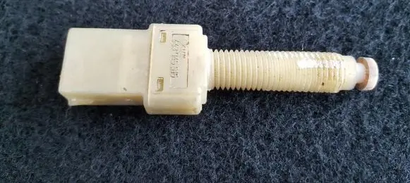 Volkswagen PASSAT B4 Brake pedal sensor switch 443945515