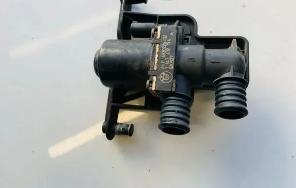 BMW 5 E60 E61 Coolant heater control valve 6411692022602 1147412174