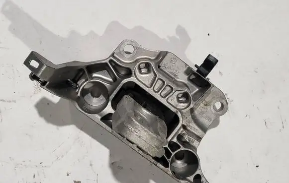 Opel Corsa F Engine mount bracket 9824312980