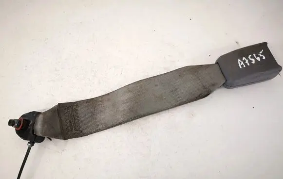 KIA Carens I Rear seatbelt buckle